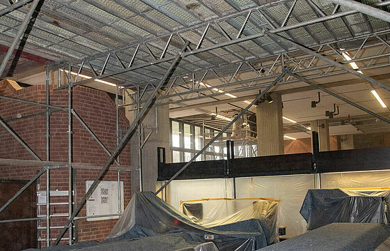 Bauvorrichtung im Foyer der ULB zum Abhängen der Deckenplatten.